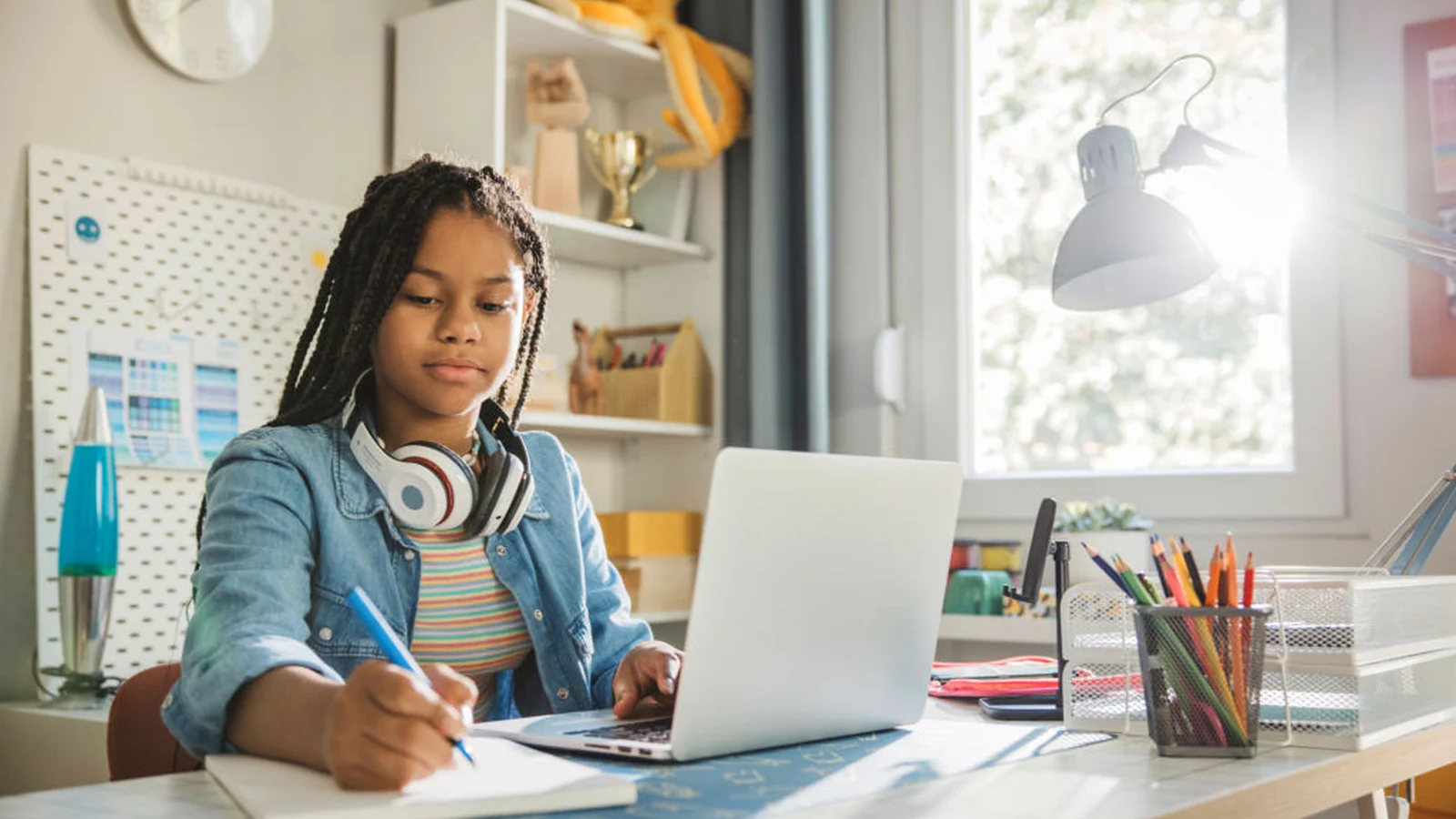 The Brain Song category article photo for How to Use The Brain Song for Study Sessions Without Distraction