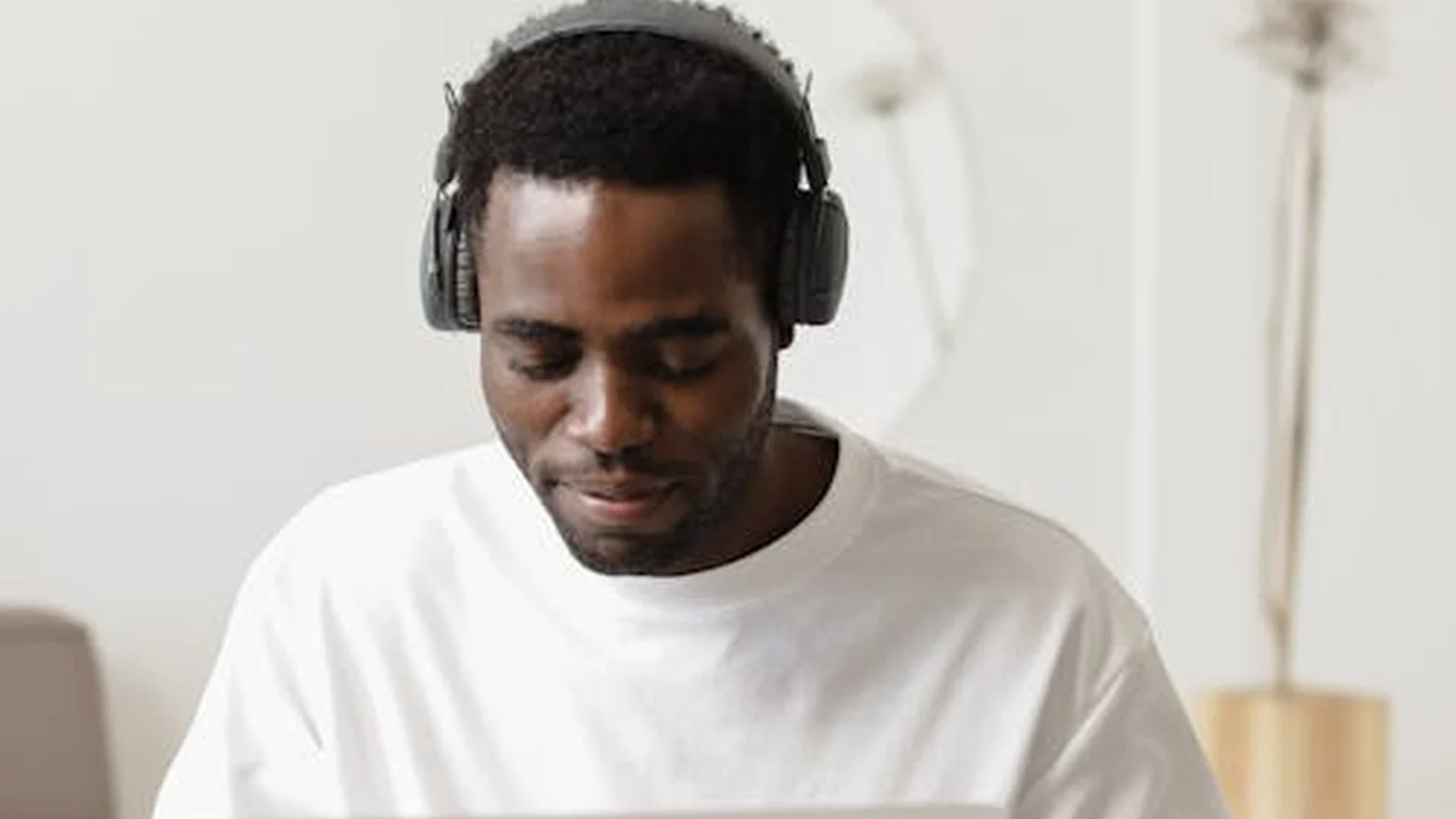 The Brain Song category article photo for The Brain Song Listening Routine Guide for Study and Deep Work